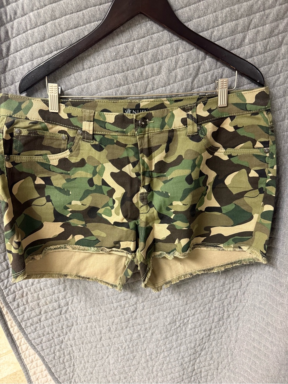 VENUS Green Camo Cutoff Cargo Shorts